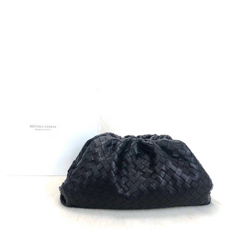 Bottega Veneta The Pouch in Maxi İntreccio Clutch 